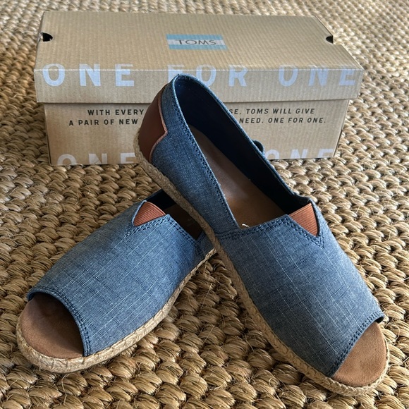 Tom’s Alpargata Open Toe Chambray Shoe Size 7.5 New! Never worn. - Picture 1 of 4